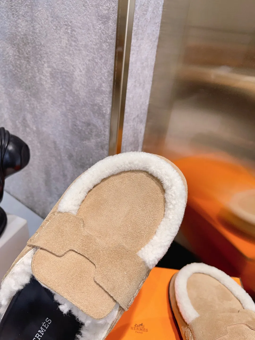 [H Family Hermès] P: 520💰 Size: Male 39-44 (45 customized) Female 35-40 (41 customized) HERMES Hermès top luxury version HERMES Hermès cute half-drag.  Jindian’s family language design! It looks good no matter how you match it! Casual and high-end feeling. The comfort is also great. Paired with various colorful socks, it gives a trendy and high-end feeling. The top version of real wool is high quality. ●Upper: imported cow suede. ●Inner: imported sheepskin. ●Foot pads: imported mixed sheepskin.